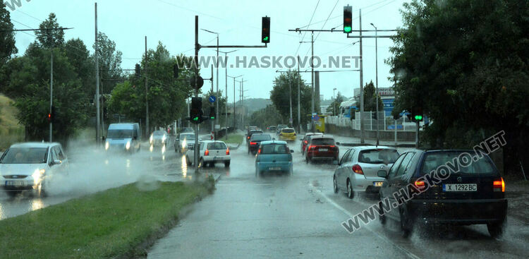 Изстреляха над 500 противоградни ракети в Хасковско, дъждът наводни мазета и улици