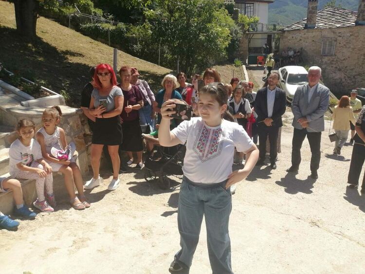 Отец Аролски вече ни гледа с благия си поглед от бюст-паметник до къщата му в Хвойна