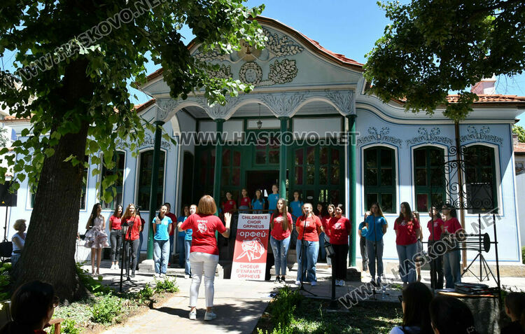 Хор „Орфей“ изпрати абитуриентите си на благотворителен  годишен концерт 