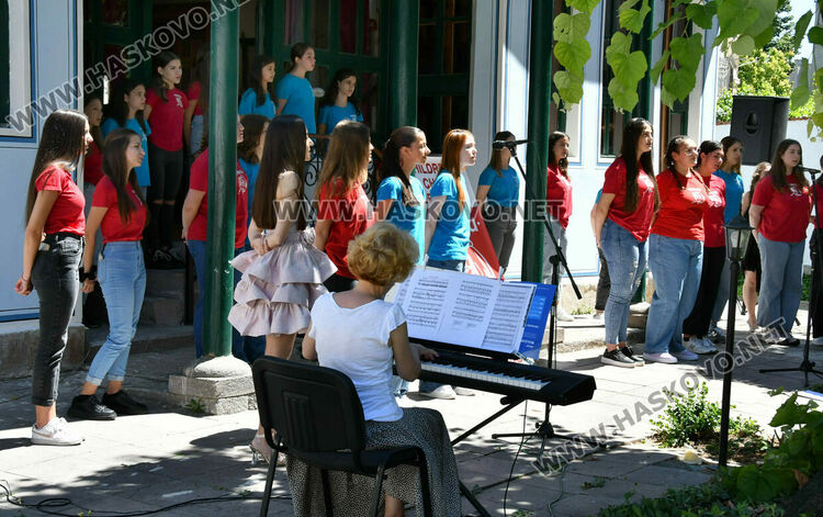 Хор „Орфей“ изпрати абитуриентите си на благотворителен  годишен концерт 