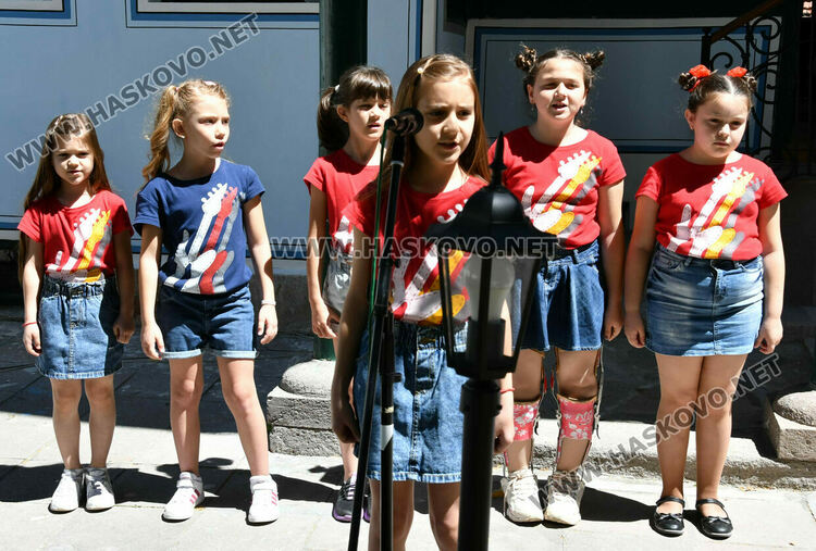 Хор „Орфей“ изпрати абитуриентите си на благотворителен  годишен концерт 