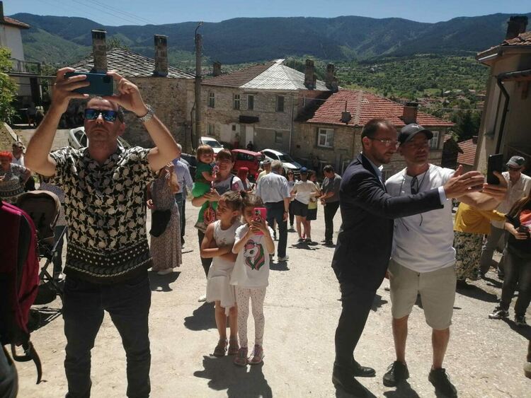 Отец Аролски вече ни гледа с благия си поглед от бюст-паметник до къщата му в Хвойна