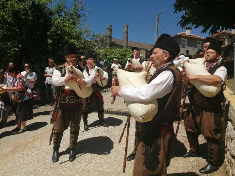 Отец Аролски вече ни гледа с благия си поглед от бюст-паметник до къщата му в Хвойна