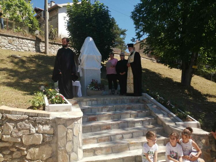 Отец Аролски вече ни гледа с благия си поглед от бюст-паметник до къщата му в Хвойна