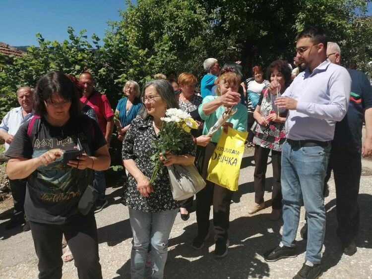 Отец Аролски вече ни гледа с благия си поглед от бюст-паметник до къщата му в Хвойна