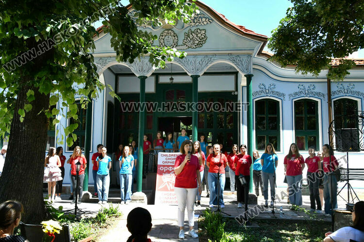 Хор „Орфей“ изпрати абитуриентите си на благотворителен  годишен концерт 