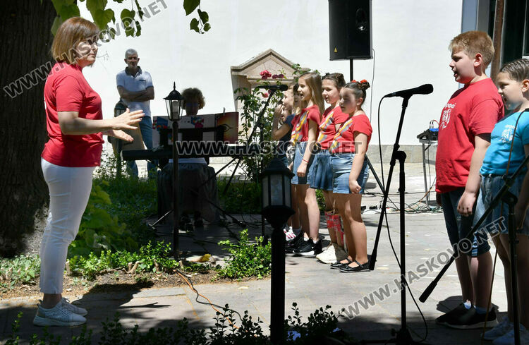 Хор „Орфей“ изпрати абитуриентите си на благотворителен  годишен концерт 