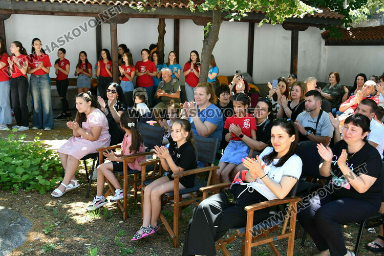 Хор „Орфей“ изпрати абитуриентите си на благотворителен  годишен концерт 