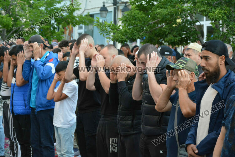 Мюсюлманите препълниха хасковските джамии за Курбан Байрам