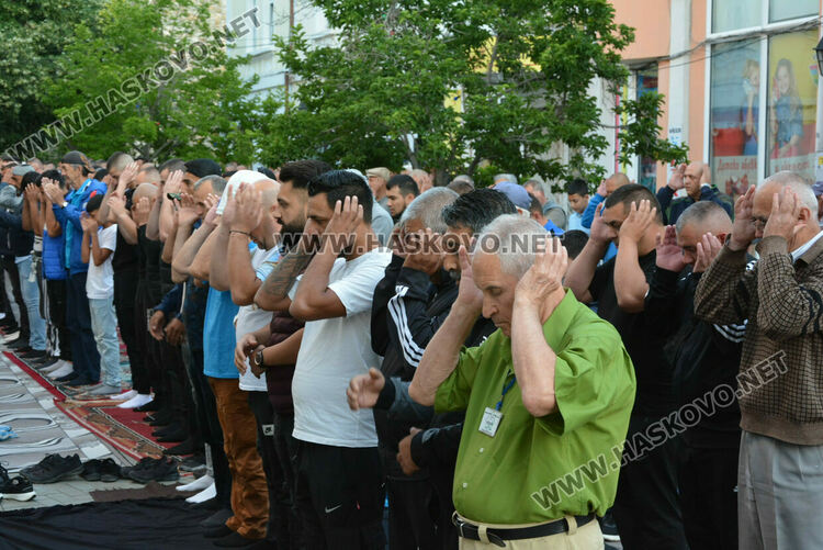 Мюсюлманите препълниха хасковските джамии за Курбан Байрам