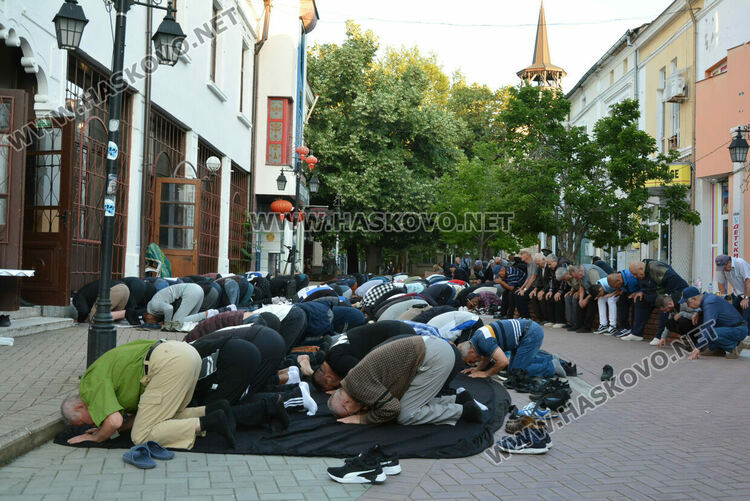 Мюсюлманите препълниха хасковските джамии за Курбан Байрам