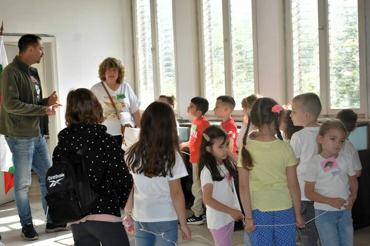 Рисунки на динозаври по научни данни гостуват в Палеонтологичния музей