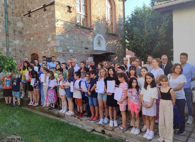 Тракийци от Хасково и Харманли зарадваха с подаръци деца от Неделното училище в Одрин