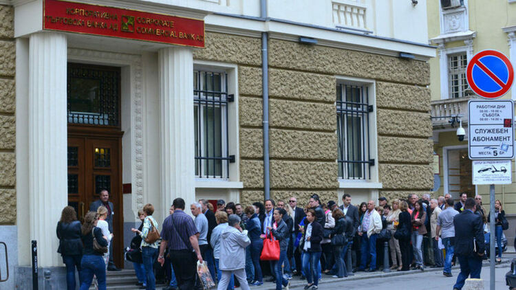 Юни 2014 - пред клоновете на КТБ се извиват опашки от вложители