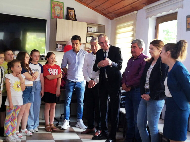 Тракийци от Хасково и Харманли зарадваха с подаръци деца от Неделното училище в Одрин