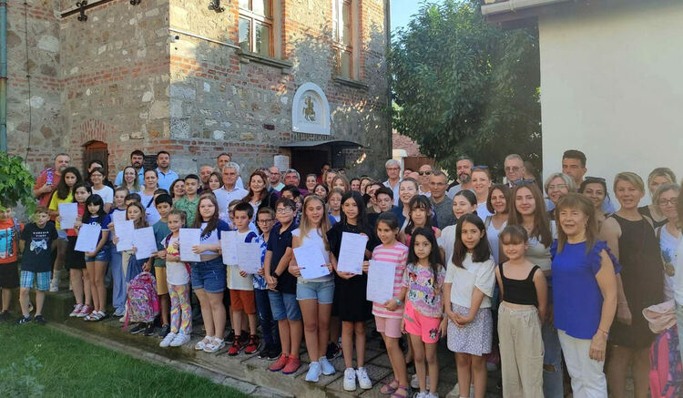 Тракийци от Хасково и Харманли зарадваха с подаръци деца от Неделното училище в Одрин