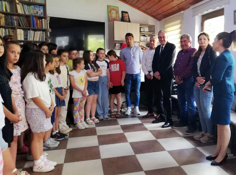 Тракийци от Хасково и Харманли зарадваха с подаръци деца от Неделното училище в Одрин