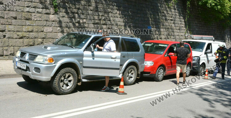 Мицубиши, Фолксваген и автомобил на Енергото катастрофираха до Оранжевия мост