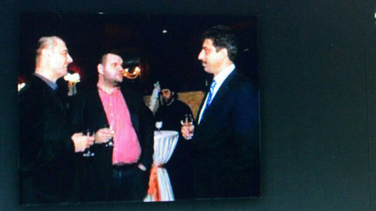 Снимката е публикувана на различни места в интернет през годините, но никъде няма посочен автор и източник - на нея са Николай Бареков (политическият проект на Василев), Делян Пеевски и Цветан Василев