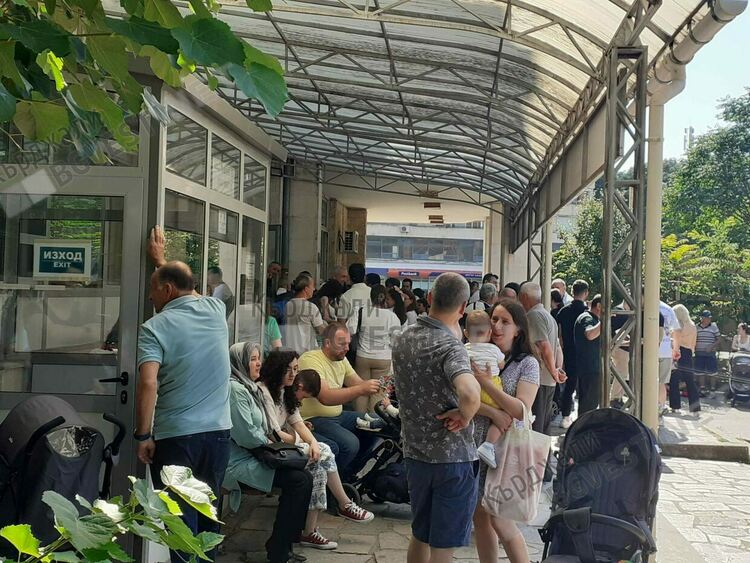Опашка се изви пред Паспортна служба в Кърджали,изселници дошли за Байрама вадят документи