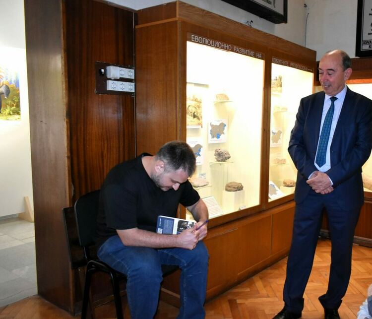 Рисунки на динозаври по научни данни гостуват в Палеонтологичния музей