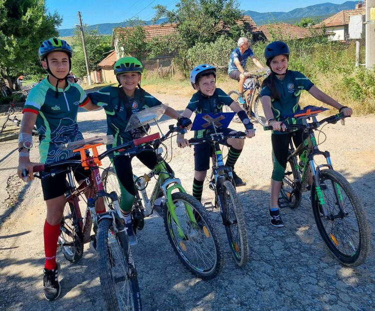 Момичетата на „Компас“ отново са държавни шампионки по спортно ориентиране