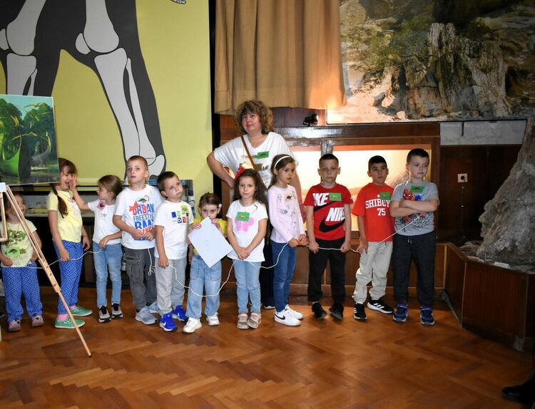 Рисунки на динозаври по научни данни гостуват в Палеонтологичния музей