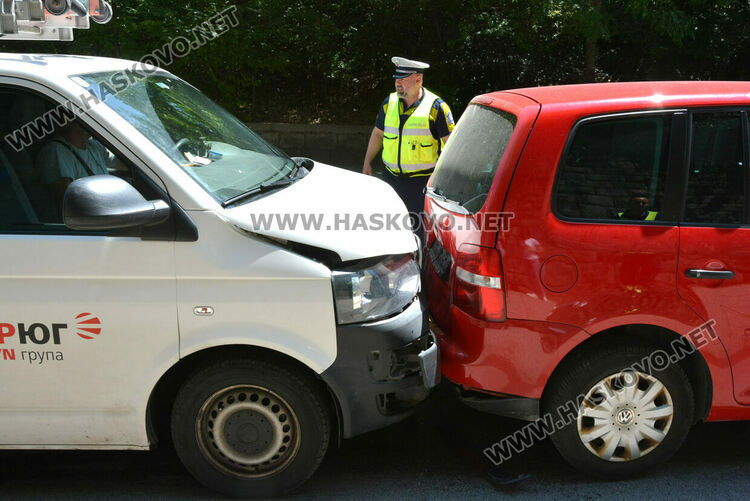 Мицубиши, Фолксваген и автомобил на Енергото катастрофираха до Оранжевия мост