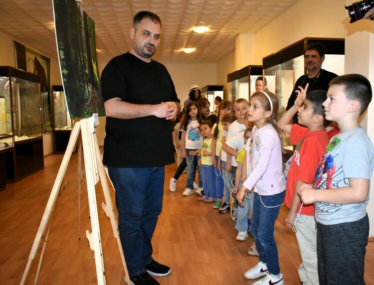 Рисунки на динозаври по научни данни гостуват в Палеонтологичния музей