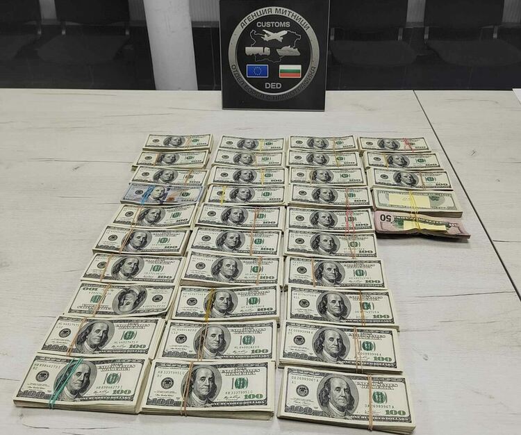 Задържаха недекларирани 340 000 щатски долара на Капитан Андреево