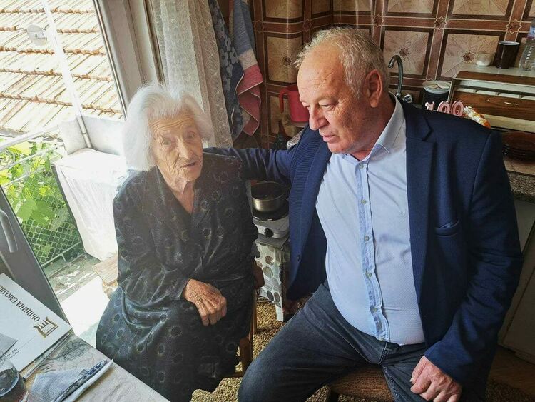 Баба Калина посрещна столетие, кметът Мелемов и честити "на крака"