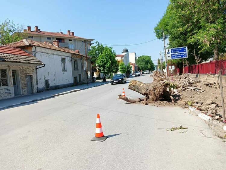 Ремонтни дейности продължават да затрудняват движението около СУ "Златаров"