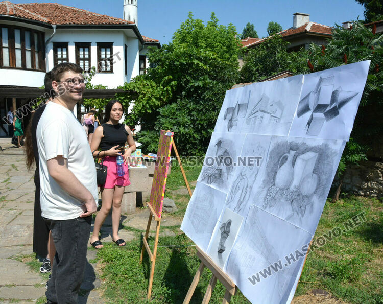 Ученици от Гимназията по туризъм показаха идеи и концепции за модерна реклама