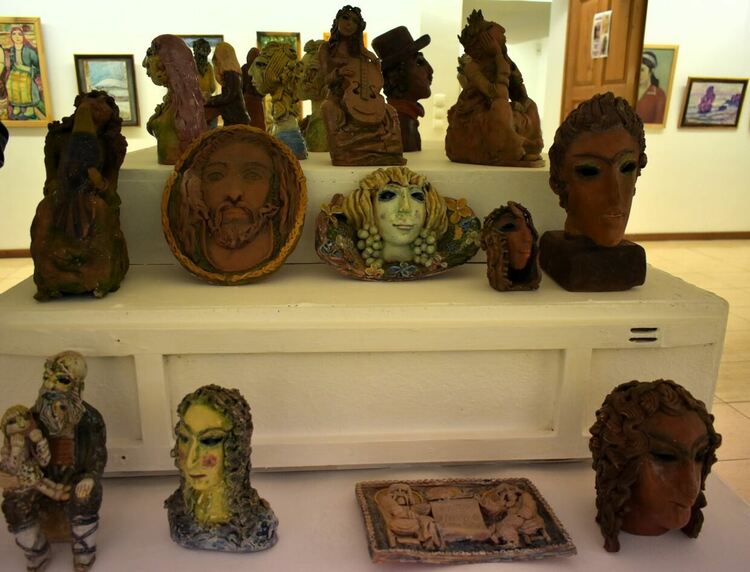 90-годишният Вълчо Иванов с изложба в старинното училище "Свети Георги"