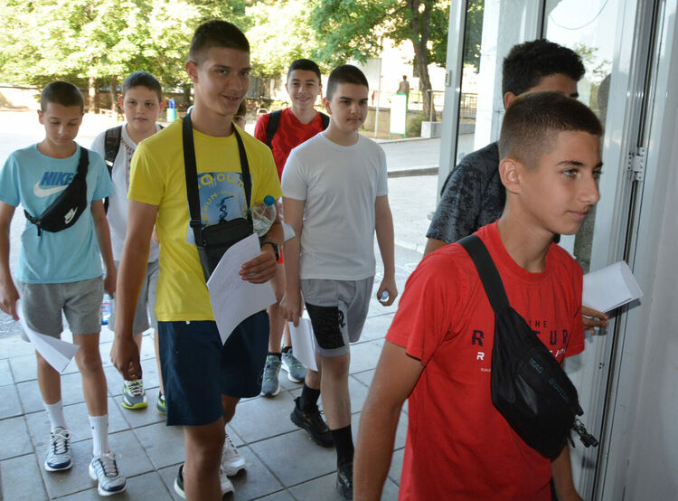 Седмокласниците се явяват на НВО по български език и литетаратура