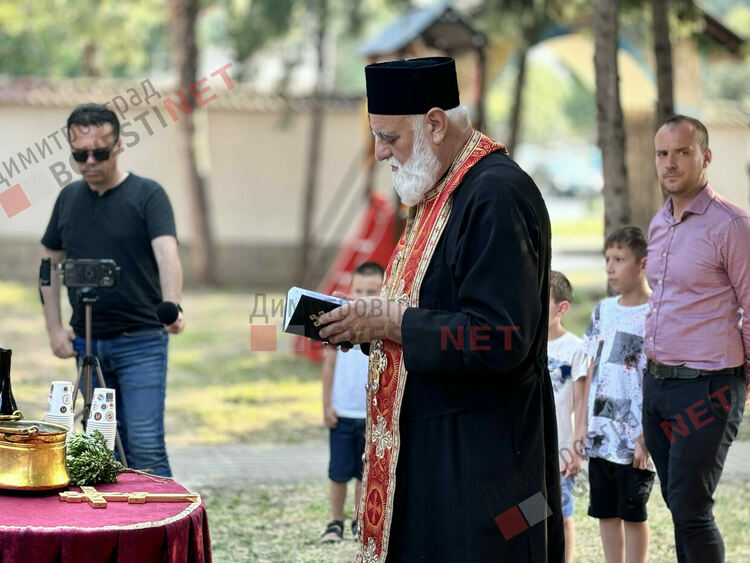 За 140-тата си годишнина димитровградската църква се сдоби с пауни и кът за деца