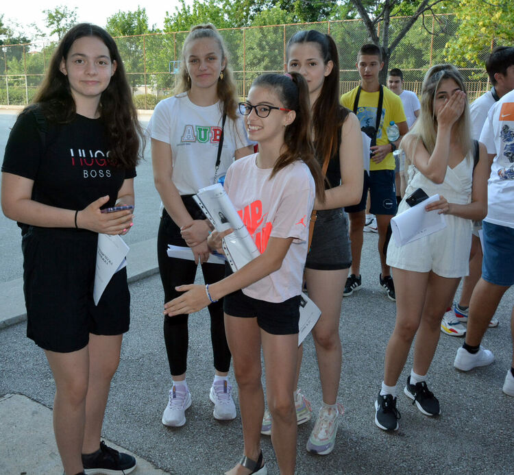 Седмокласниците се явяват на НВО по български език и литетаратура