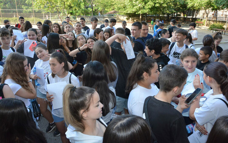 Седмокласниците се явяват на НВО по български език и литетаратура