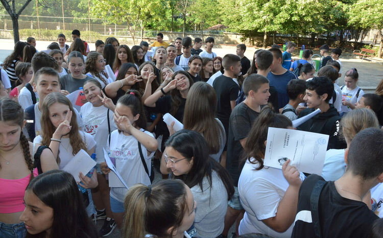 Седмокласниците се явяват на НВО по български език и литетаратура