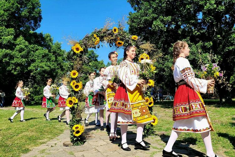 Еньовден идва в Хасково с наричания за здраве, билки, конна езда и плуване за деца