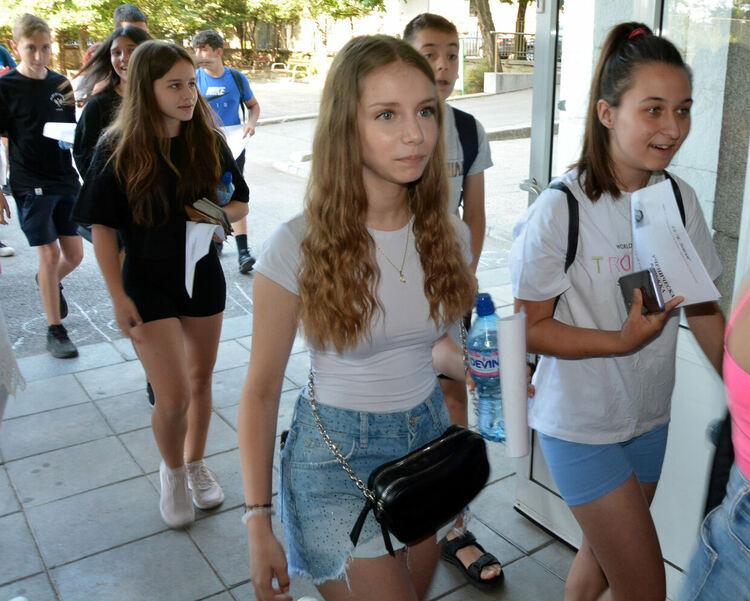 Седмокласниците се явяват на НВО по български език и литетаратура