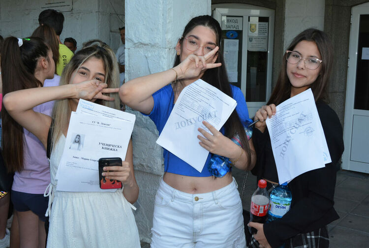 Седмокласниците се явяват на НВО по български език и литетаратура