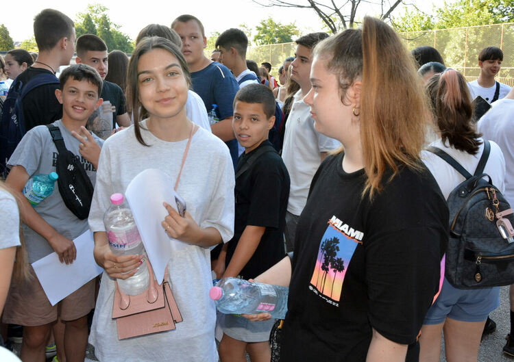 Седмокласниците се явяват на НВО по български език и литетаратура