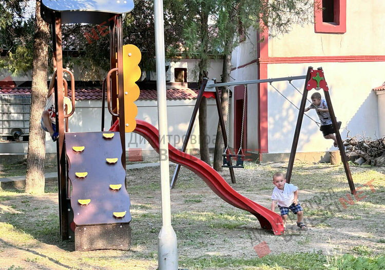 За 140-тата си годишнина димитровградската църква се сдоби с пауни и кът за деца