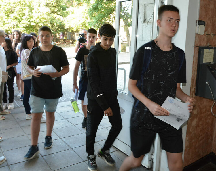 Седмокласниците се явяват на НВО по български език и литетаратура