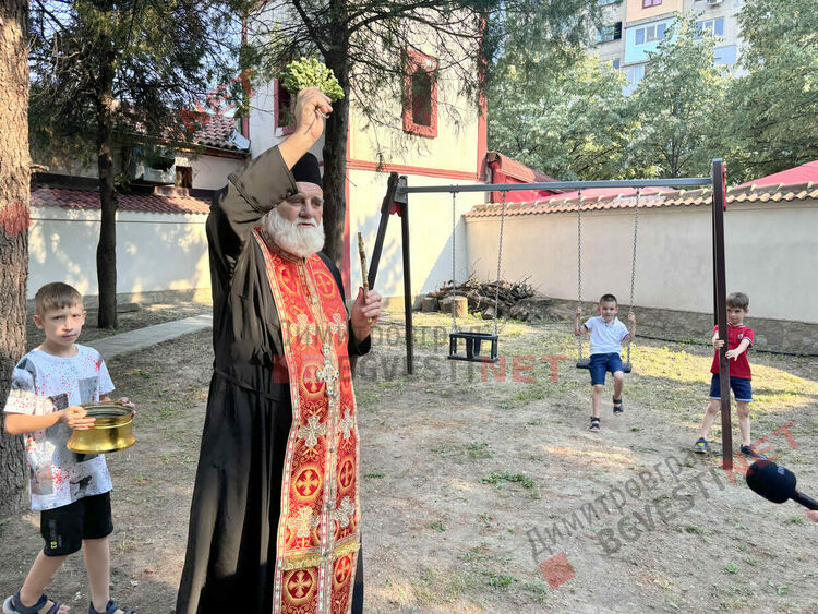 За 140-тата си годишнина димитровградската църква се сдоби с пауни и кът за деца