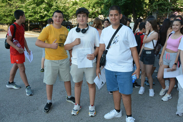 Седмокласниците се явяват на НВО по български език и литетаратура