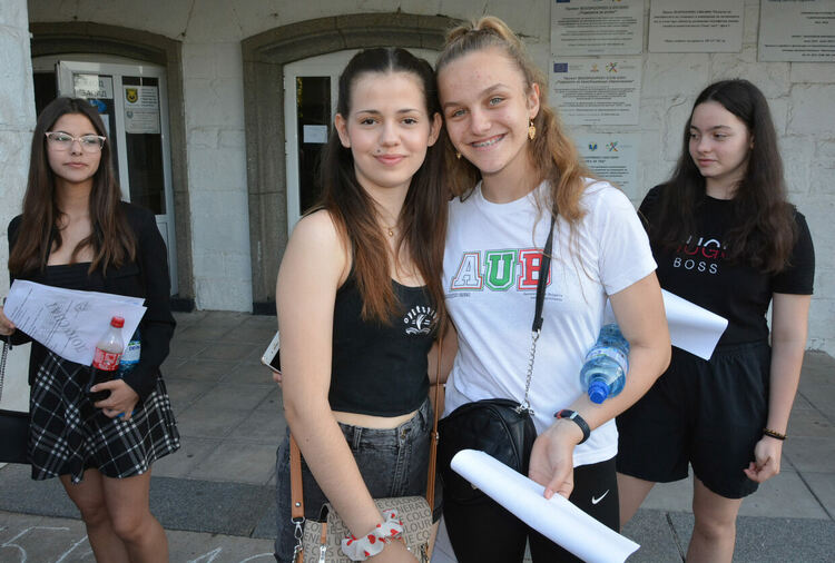 Седмокласниците се явяват на НВО по български език и литетаратура