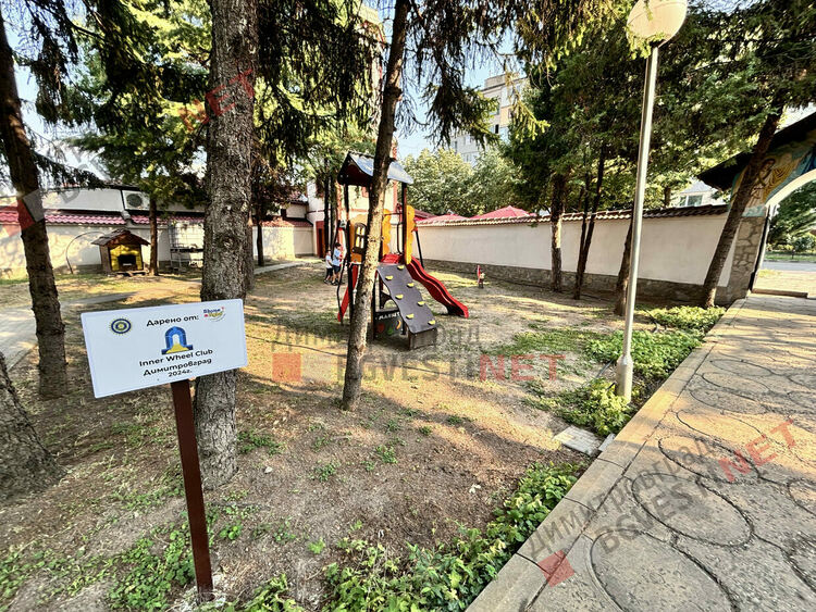 За 140-тата си годишнина димитровградската църква се сдоби с пауни и кът за деца