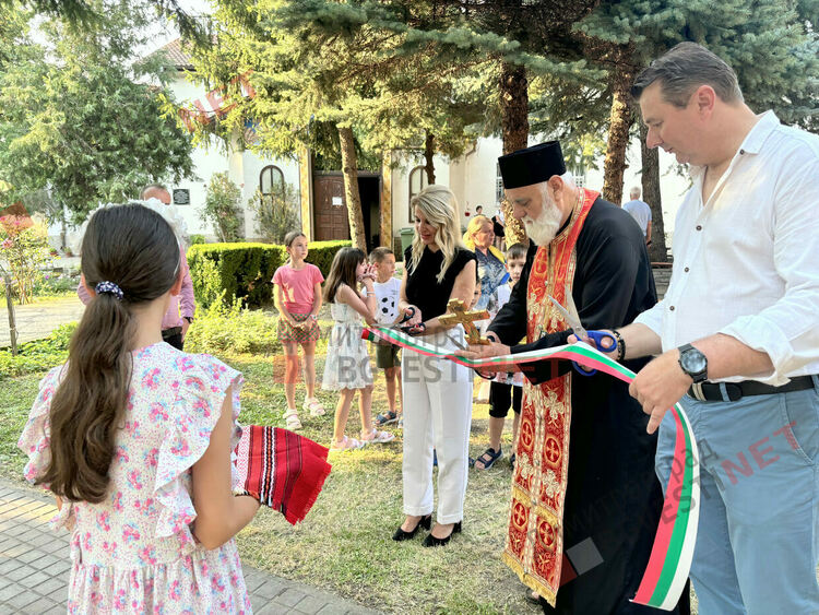 За 140-тата си годишнина димитровградската църква се сдоби с пауни и кът за деца